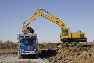excavadora poniendo tierra en camión
